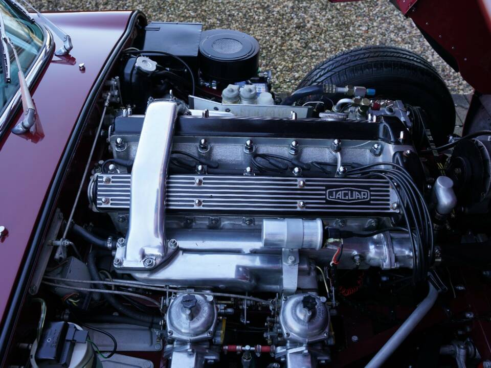 Image 22/50 de Jaguar E-Type (1968)