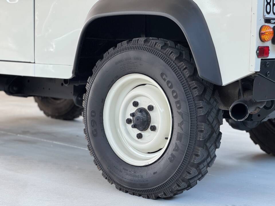 Bild 12/61 von Land Rover Defender 90 Td5 (2000)