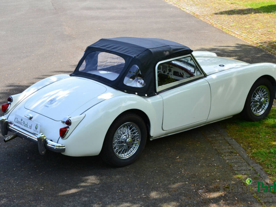 Image 8/50 of MG MGA 1600 (1960)