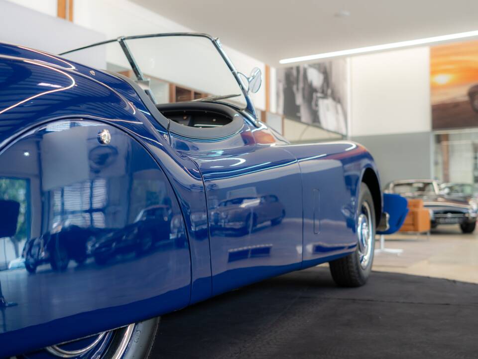 Immagine 13/62 di Jaguar XK 140 OTS (1954)