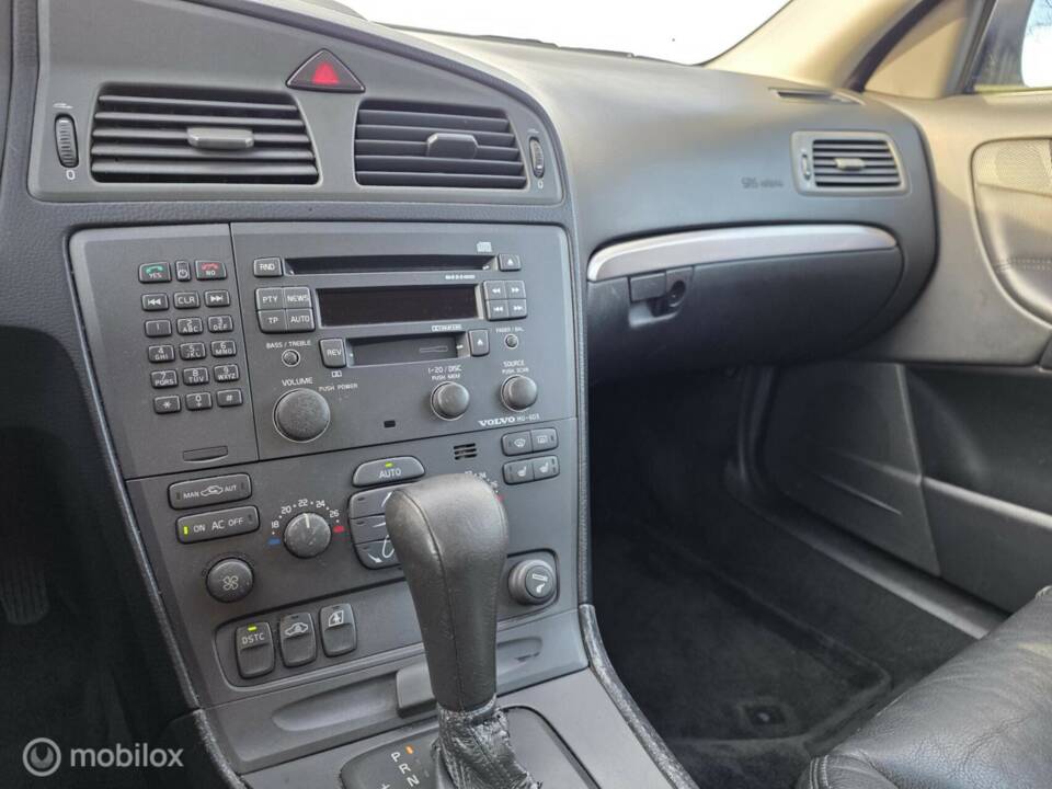 Bild 19/33 von Volvo V 70 2.4 (2002)