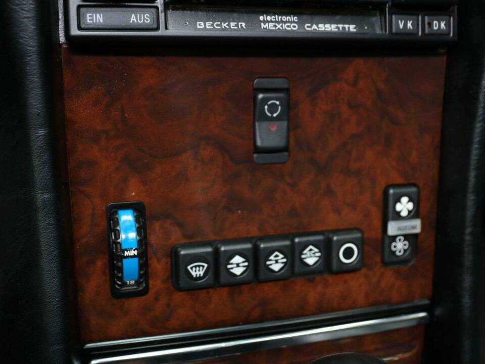 Image 15/30 of Mercedes-Benz 560 SL (1987)
