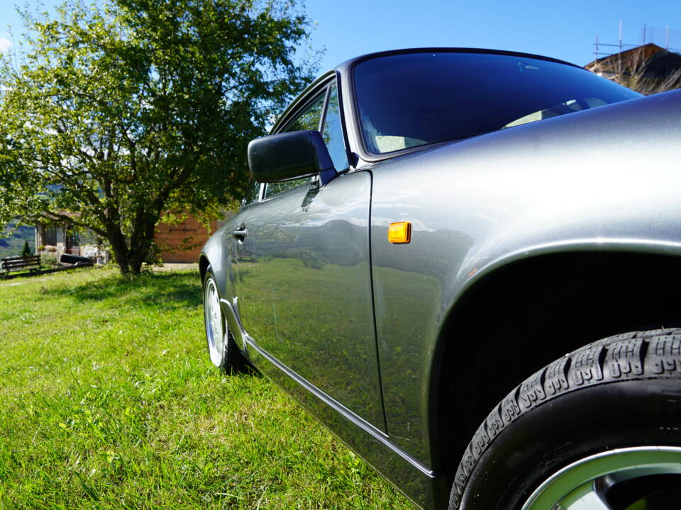 Image 13/52 of Porsche 911 Carrera 4 (1990)