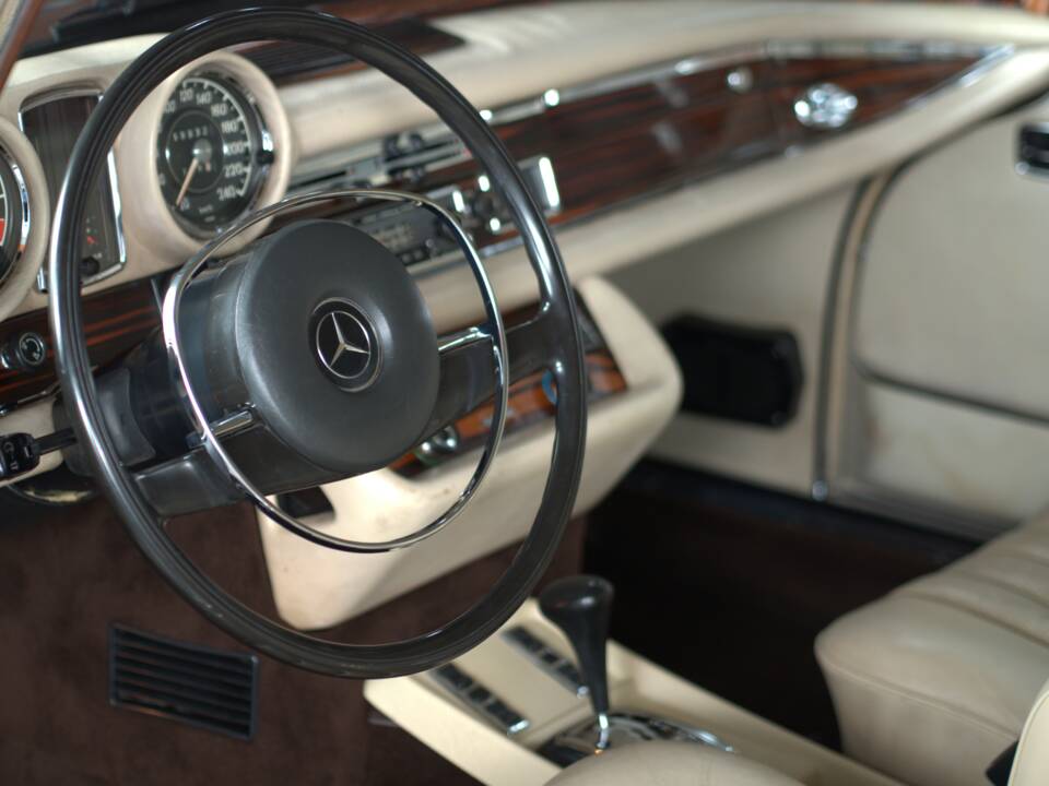 Image 29/57 of Mercedes-Benz 280 SE 3,5 (1971)
