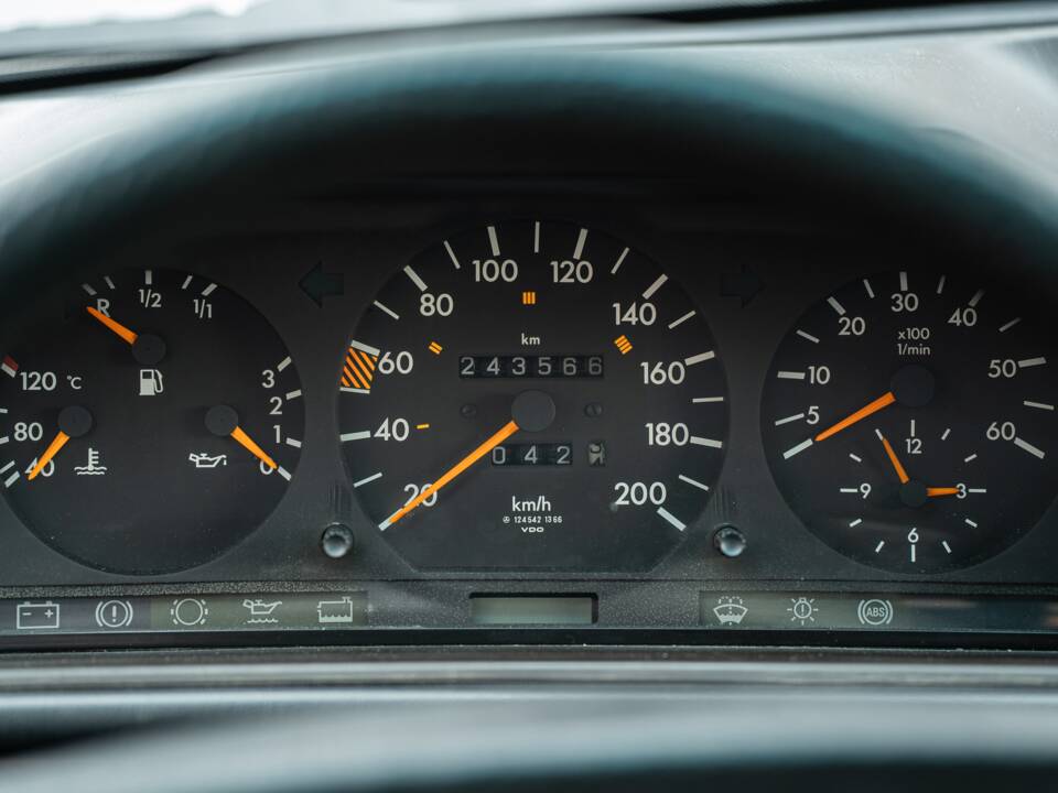 Imagen 30/72 de Mercedes-Benz 250 TD (1991)