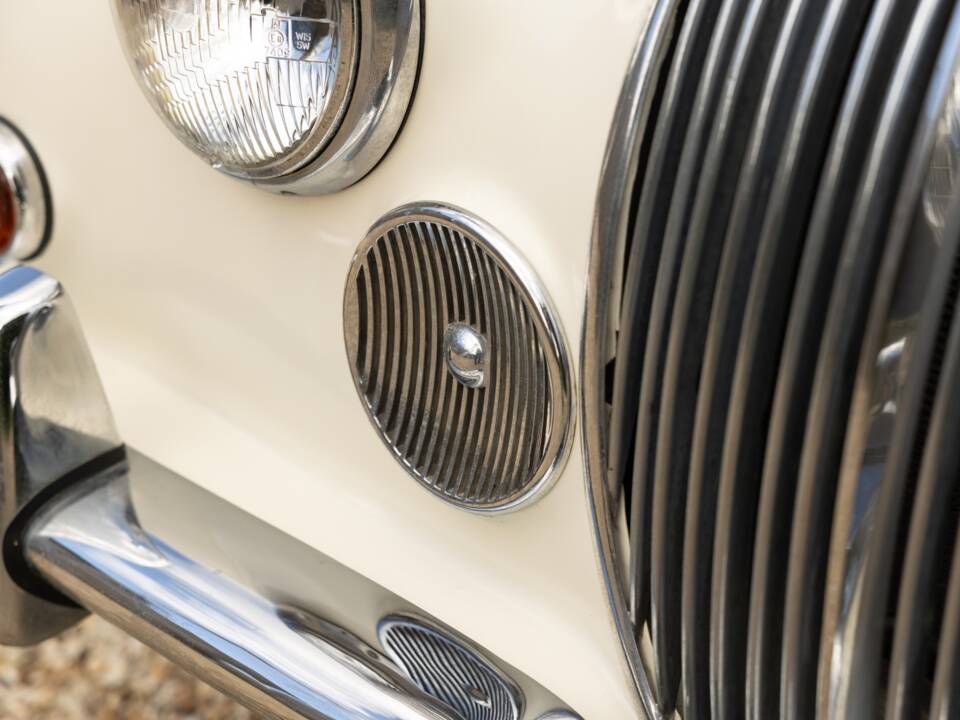 Image 11/50 of Jaguar Mk II 2.4 (1967)