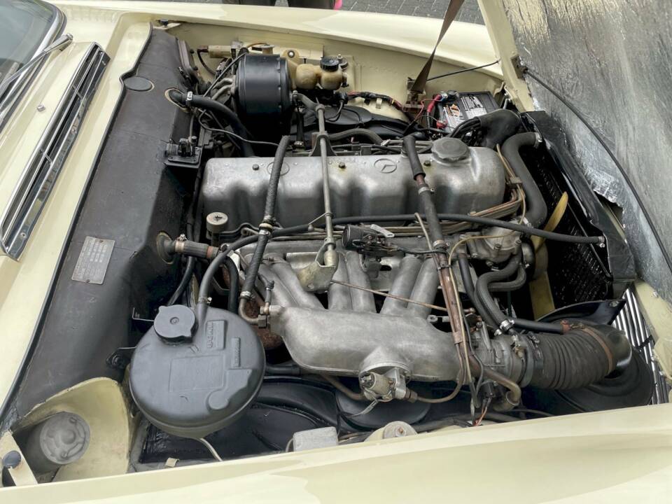 Image 25/33 of Mercedes-Benz 230 SL (1967)