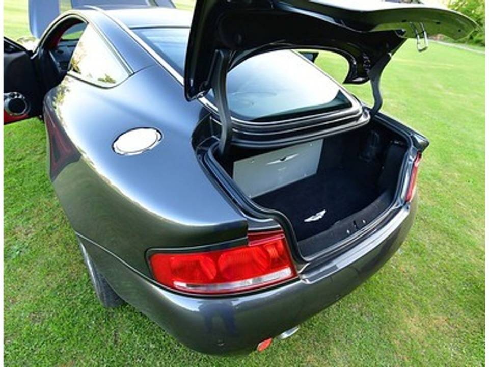 Imagen 7/12 de Aston Martin V12 Vanquish S (2005)