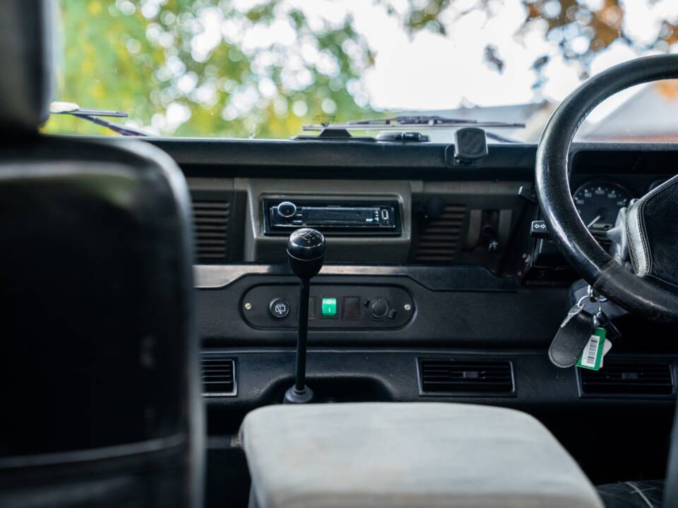 Image 36/50 of Land Rover Defender 90 "50th Anniversary" (1998)