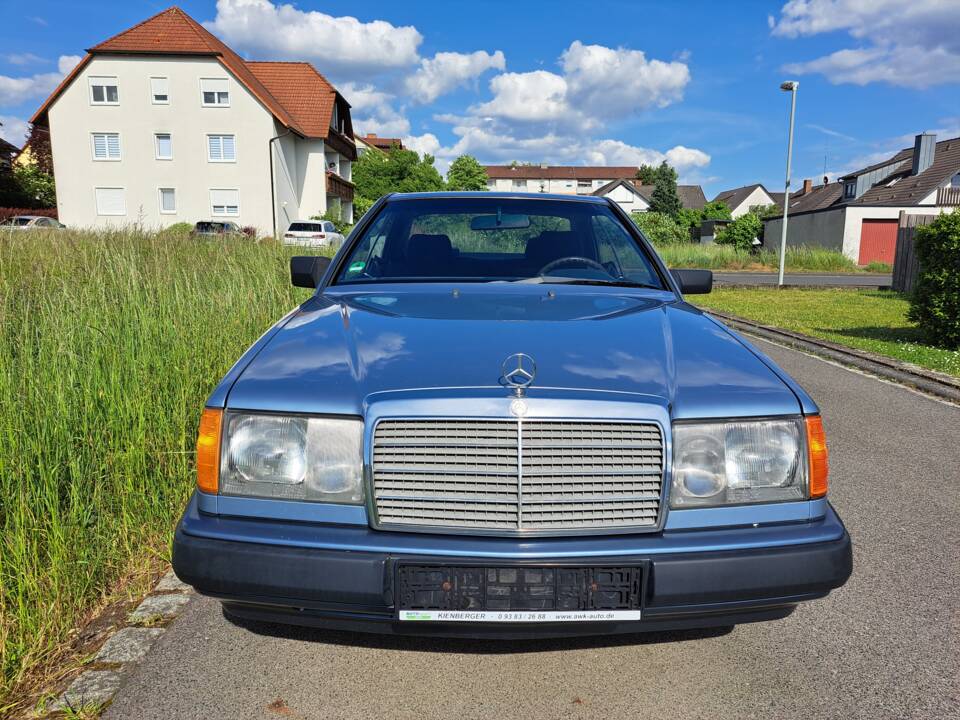 Image 4/12 of Mercedes-Benz 230 CE (1989)