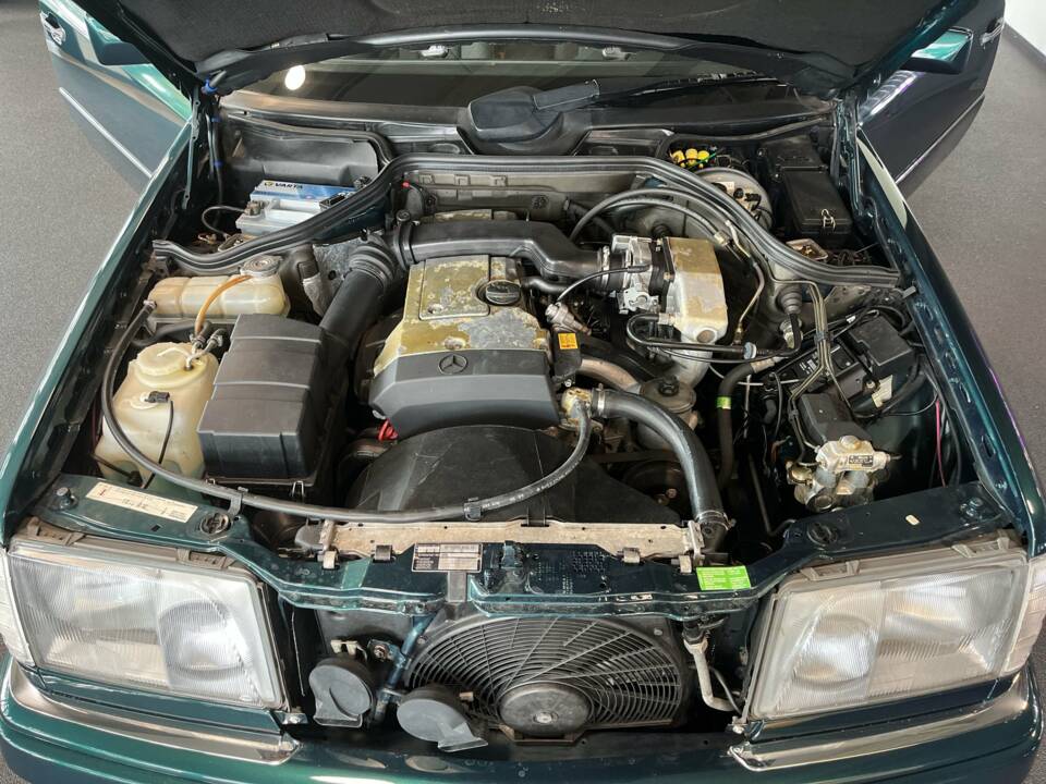 Bild 17/21 von Mercedes-Benz E 200 (1996)