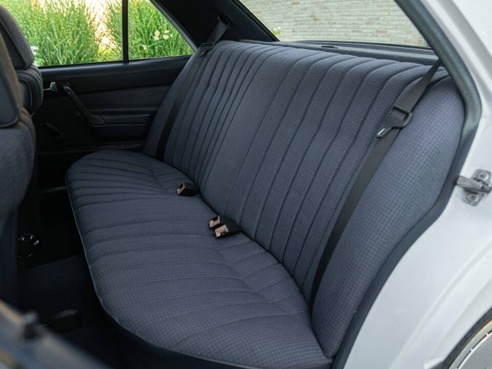 Afbeelding 23/44 van Mercedes-Benz 190 E (1987)