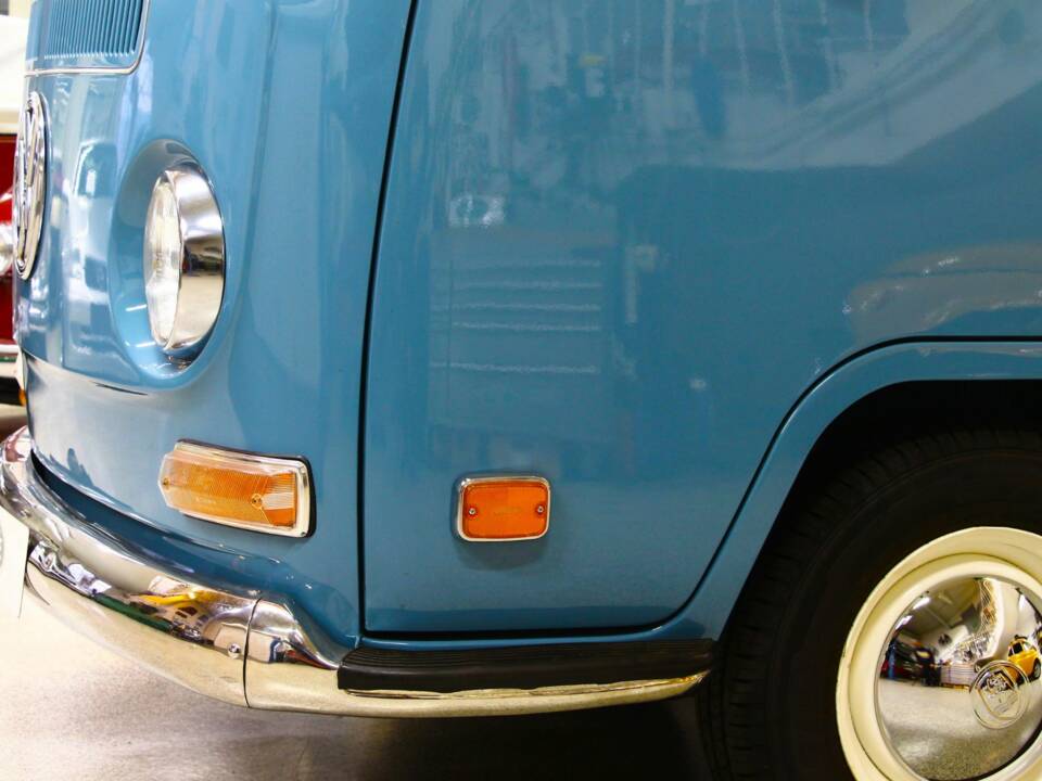 Image 14/33 of Volkswagen T2a minibus (1970)