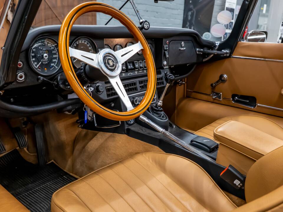 Image 10/34 de Jaguar Type E V12 (1972)
