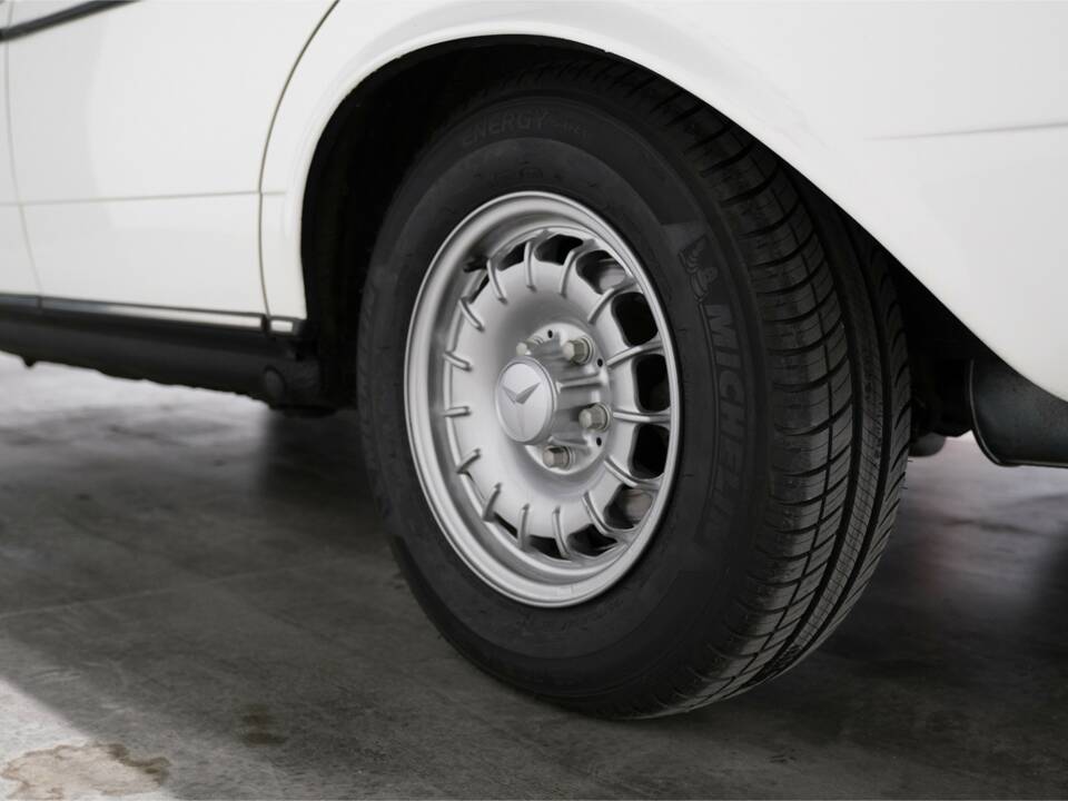 Imagen 13/27 de Mercedes-Benz 230 (1977)