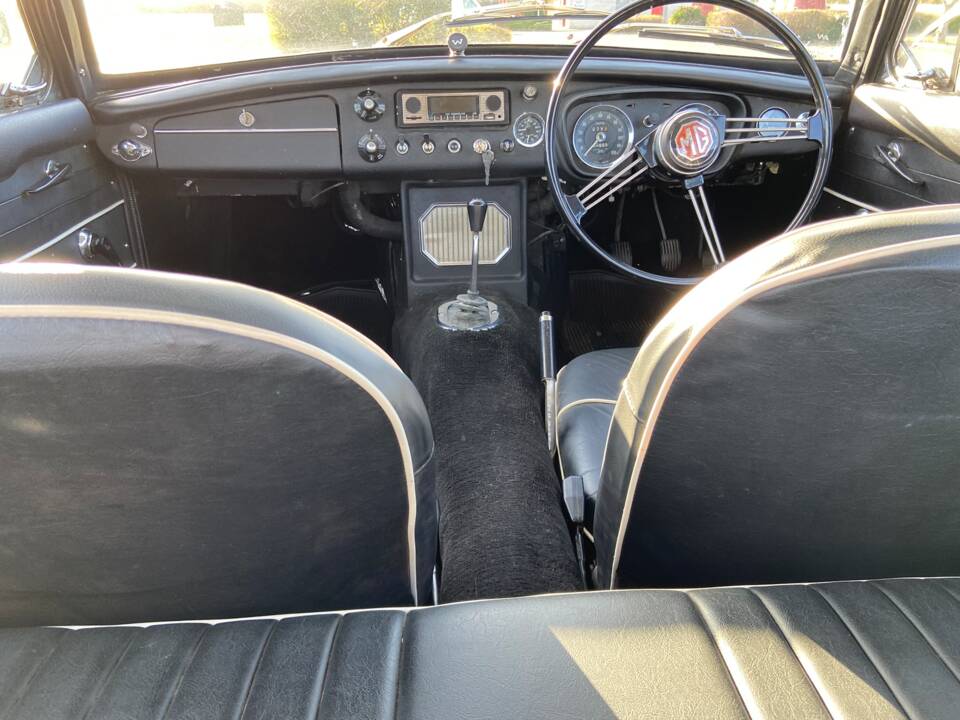 Image 20/20 of MG MGB GT (1967)