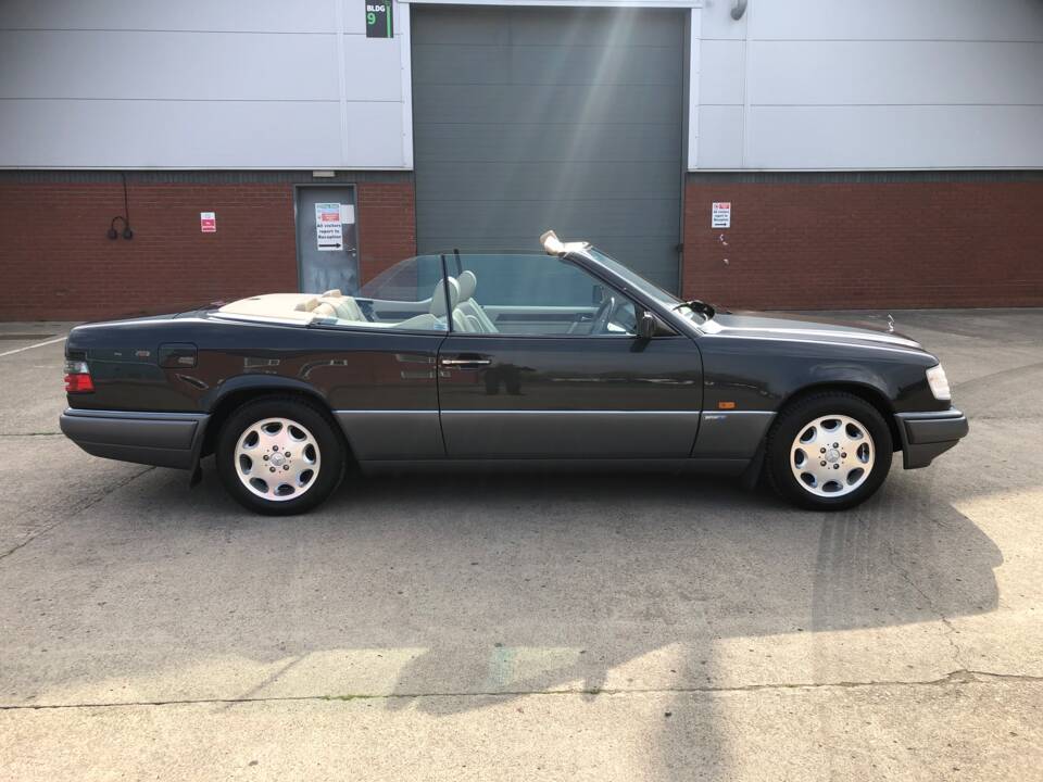 Image 2/7 of Mercedes-Benz E 320 (1995)