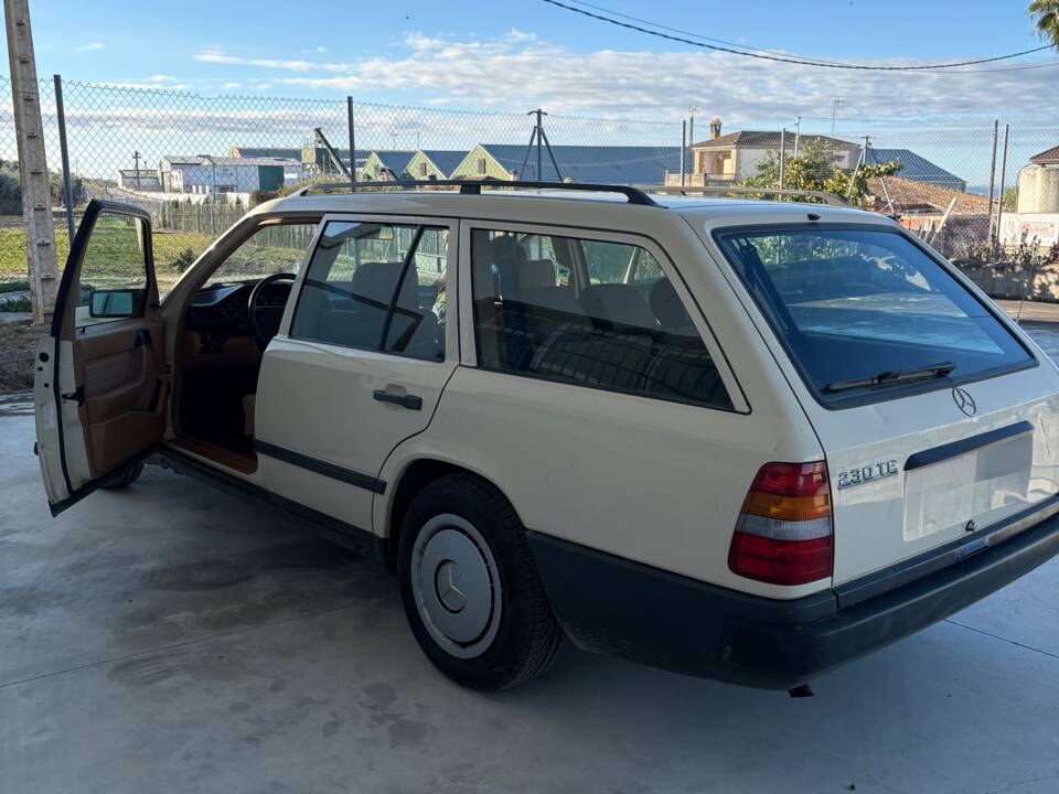 Immagine 8/14 di Mercedes-Benz 230 TE (1987)