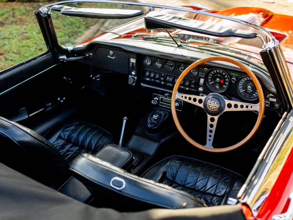 Image 28/50 de Jaguar E-Type (1969)