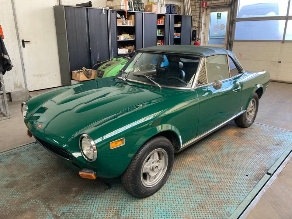 Image 2/35 de FIAT 124 Spider CS1 (1977)