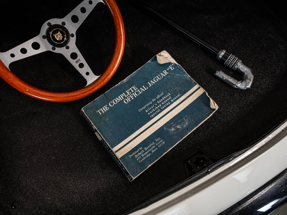 Image 17/53 de Jaguar E-Type (1970)