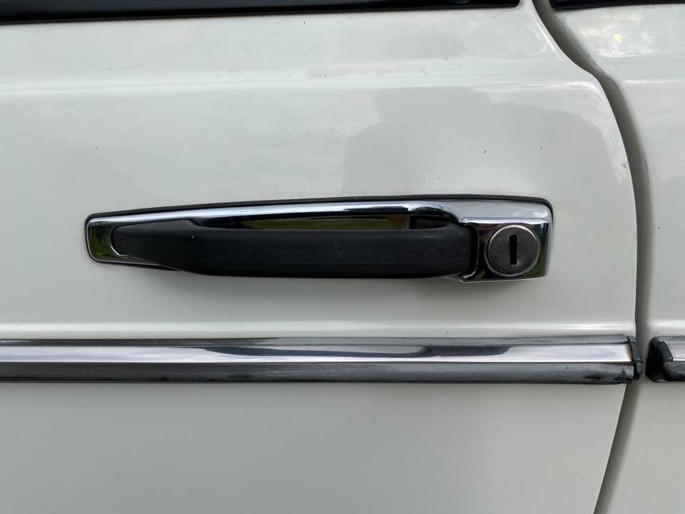 Image 14/49 of Mercedes-Benz 230 C (1980)
