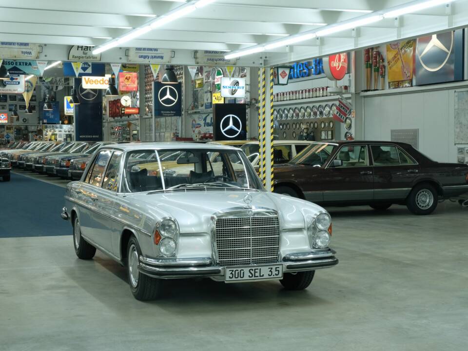 Image 17/50 of Mercedes-Benz 300 SEL 3.5 (1972)