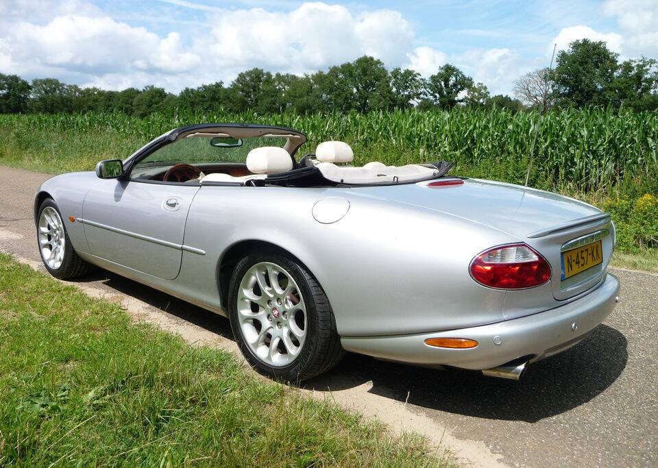 Bild 8/8 von Jaguar XKR (2001)