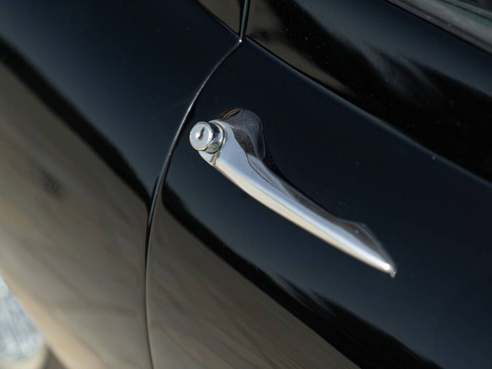 Image 21/50 de Jaguar E-Type (1968)