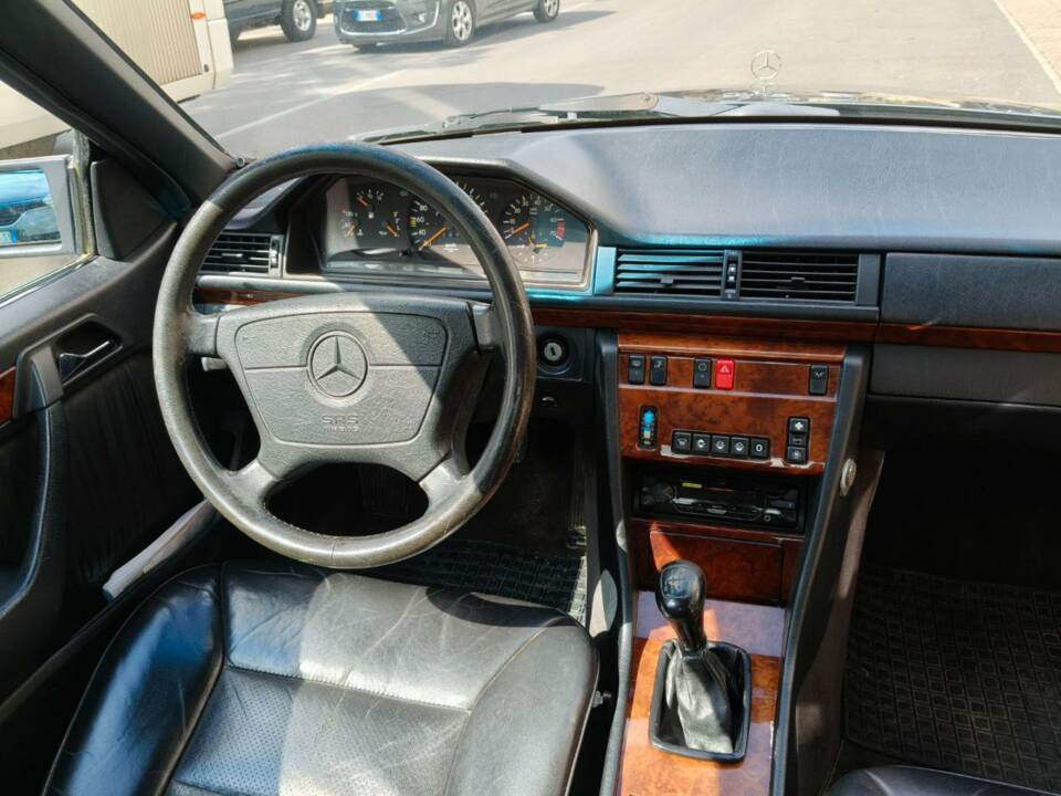 Bild 14/35 von Mercedes-Benz E 200 (1995)