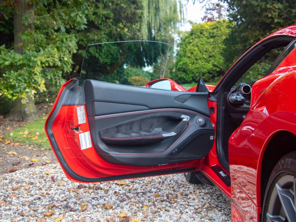 Bild 25/43 von Ferrari F8 Spider (2020)