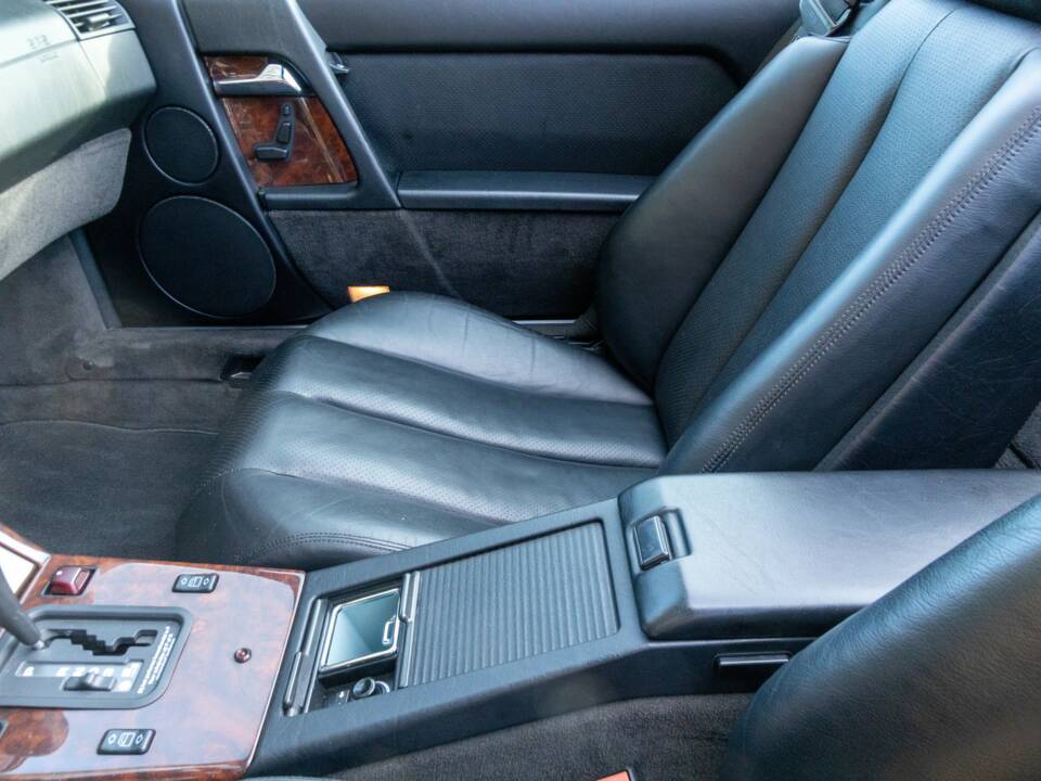 Image 22/50 of Mercedes-Benz 500 SL (1991)