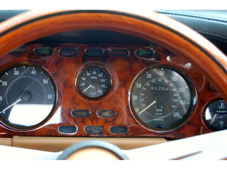 Immagine 27/27 di Aston Martin V8 Volante (1982)