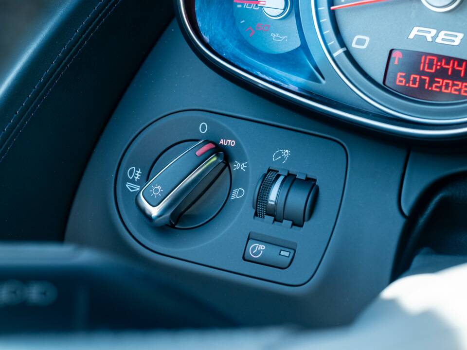 Image 23/33 of Audi R8 (2007)