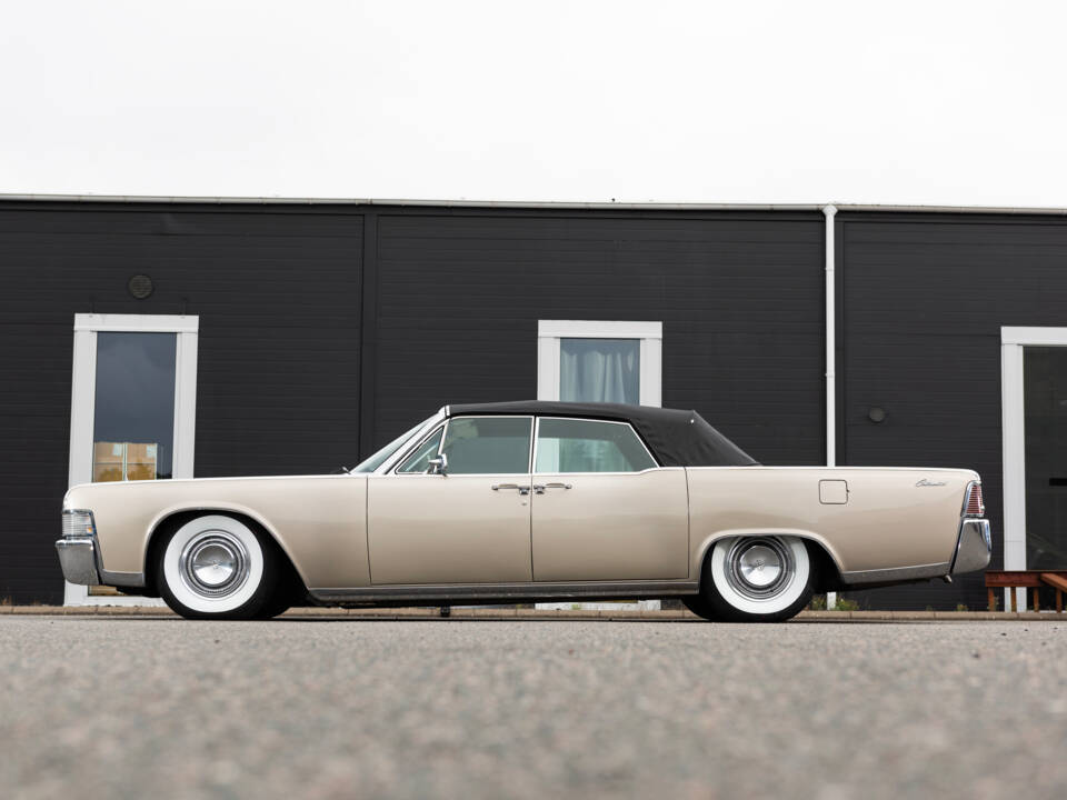 Image 8/135 of Lincoln Continental Convertible (1965)