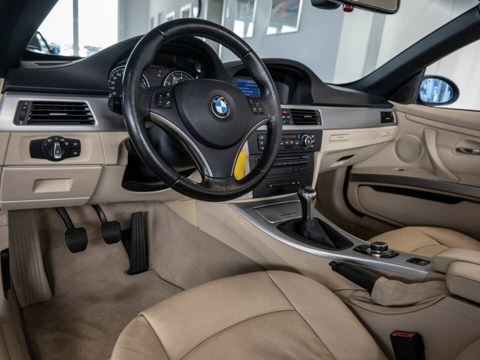 Image 18/31 of BMW 320i (2008)