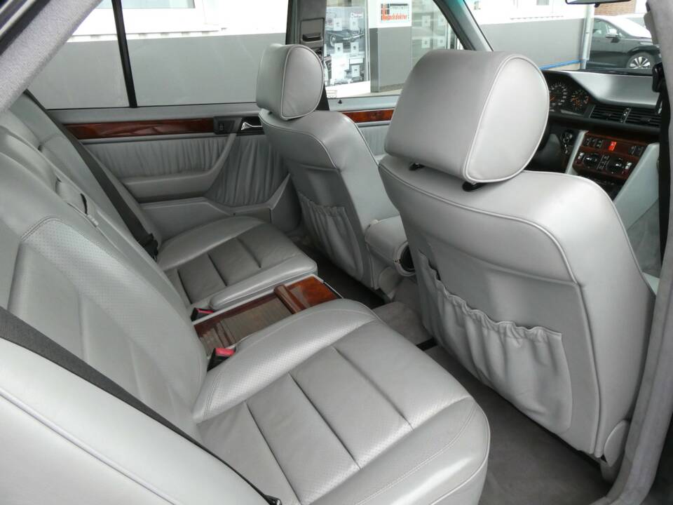 Image 11/21 of Mercedes-Benz 500 E (1992)