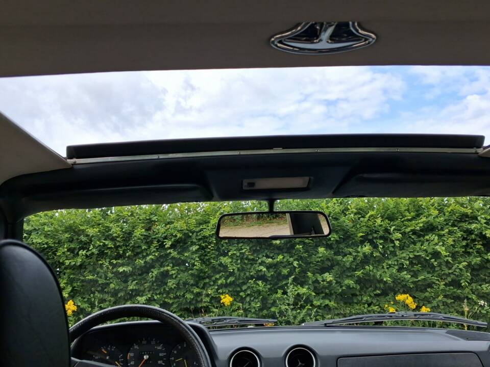 Afbeelding 6/25 van Mercedes-Benz 230 E (1984)