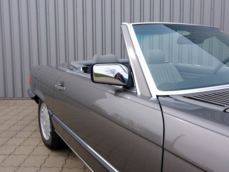 Image 23/97 de Mercedes-Benz 560 SL (1987)