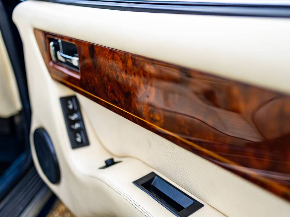 Image 30/50 of Aston Martin Virage Volante (1997)