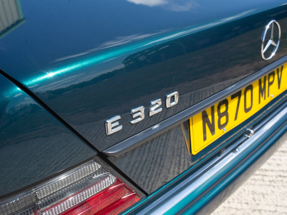 Image 23/26 of Mercedes-Benz E 320 (1996)