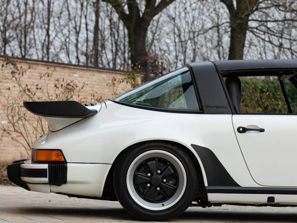 Afbeelding 27/45 van Porsche 911 Carrera 3.2 (WTL) (1988)