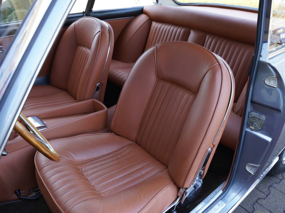 Immagine 44/50 di Ferrari 330 GT 2+2 (1965)
