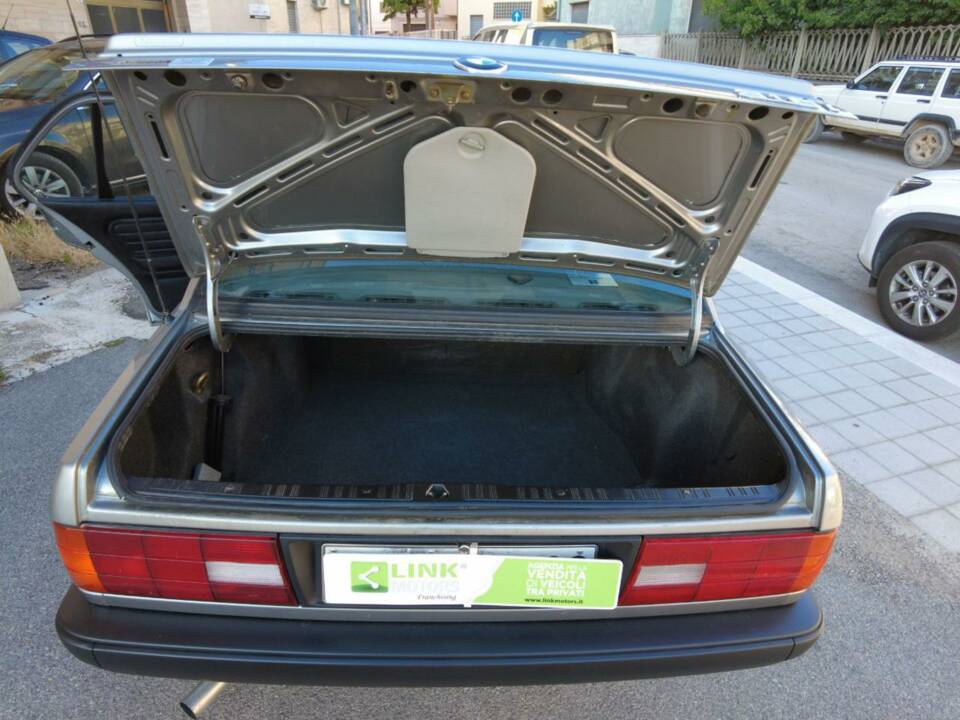 Image 17/19 of BMW 318i (1989)