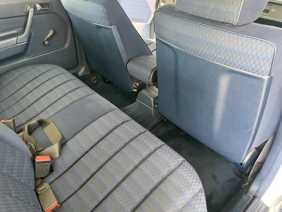 Image 18/57 of Mercedes-Benz 190 D 2.5 (1992)