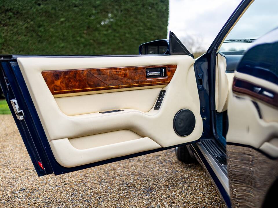 Image 43/50 of Aston Martin Virage Volante (1997)