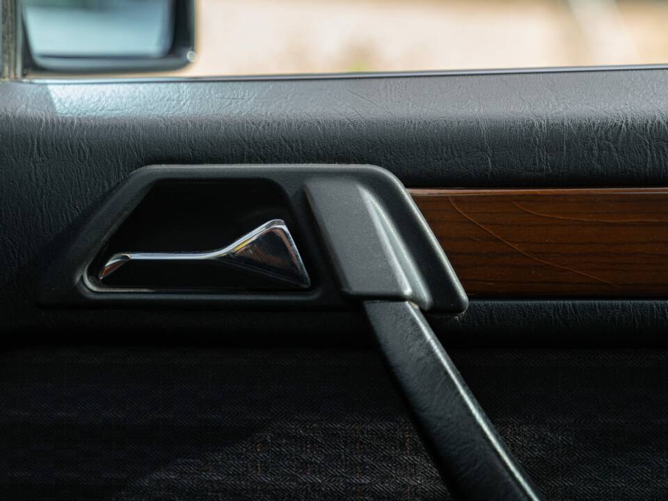 Immagine 31/48 di Mercedes-Benz 200 CE (1990)