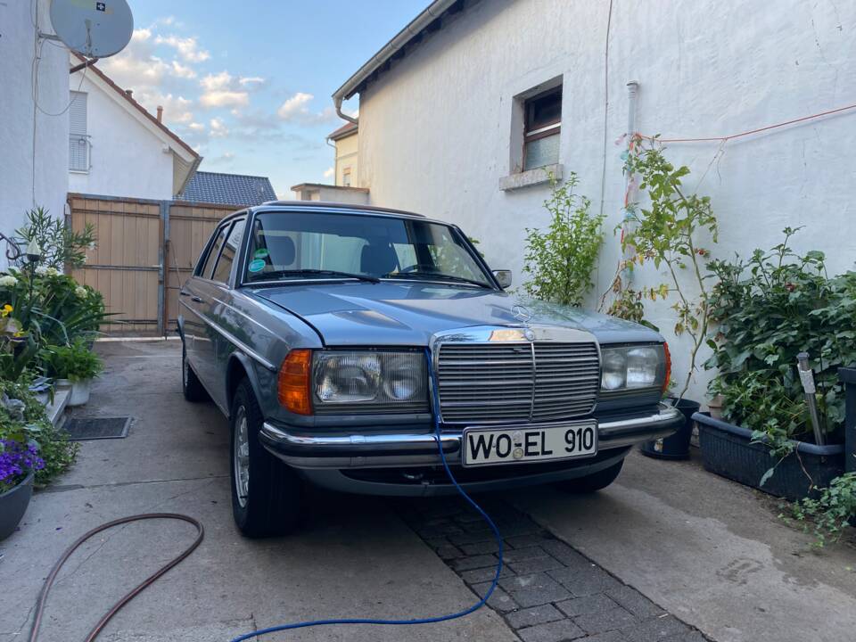 Image 2/26 of Mercedes-Benz 280 E (1982)