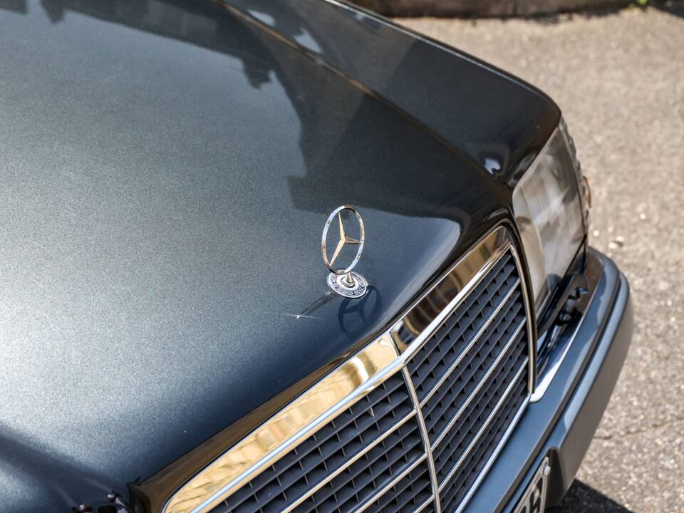 Image 11/37 of Mercedes-Benz E 320 (1995)