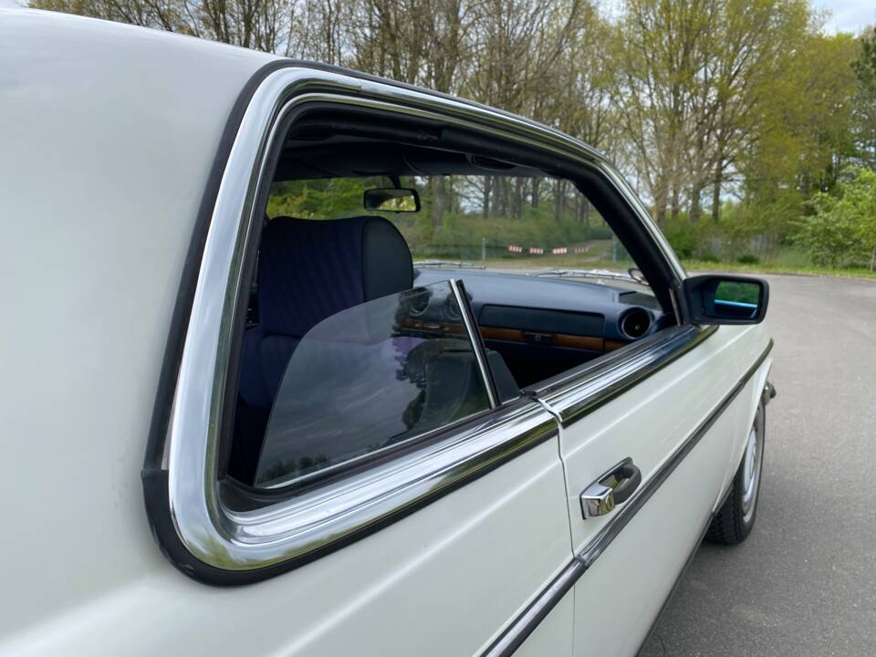Image 25/49 of Mercedes-Benz 230 C (1980)